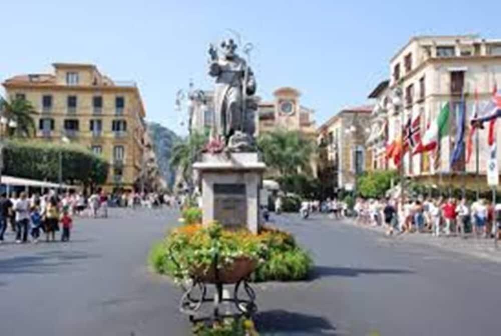 Guest House Emily Suites Sorrento Exteriör bild